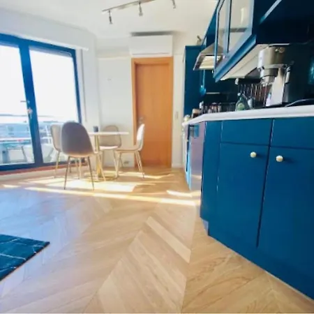 Luxury 1 Bedroom Terrace/parking Apartment